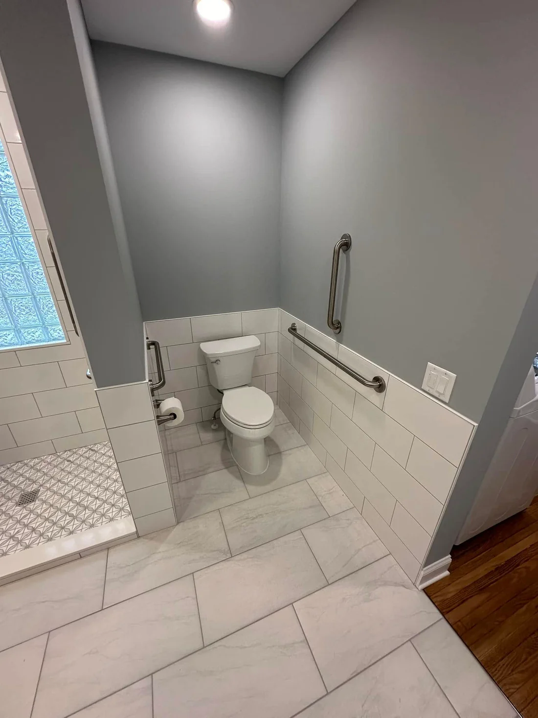 Metro Remodeling Remodeled Ultra Clean Bathroom With Large Tile & Large Format Flooring2