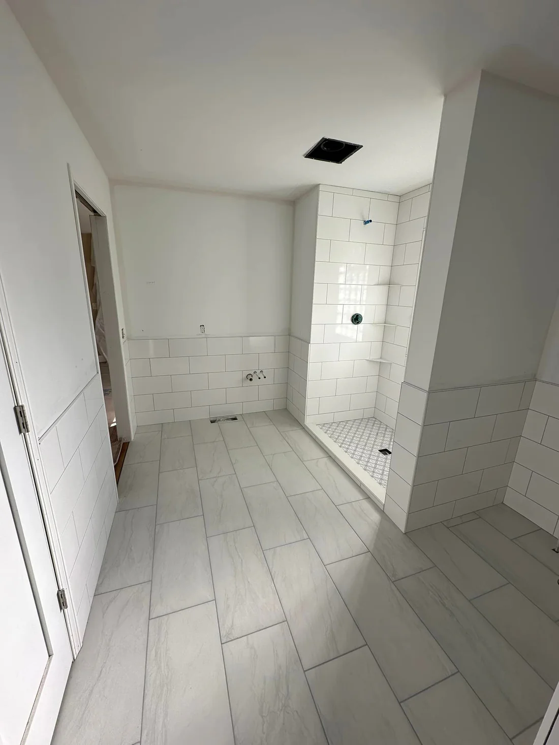 Metro Remodeling Remodeled Ultra Clean Bathroom With Large Tile & Large Format Flooring9